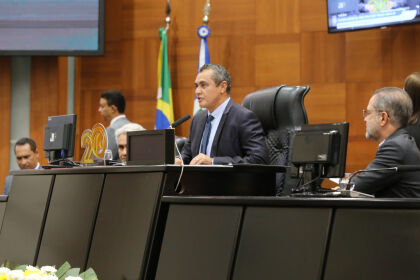 Sessão especial homenageia personalidades da educação