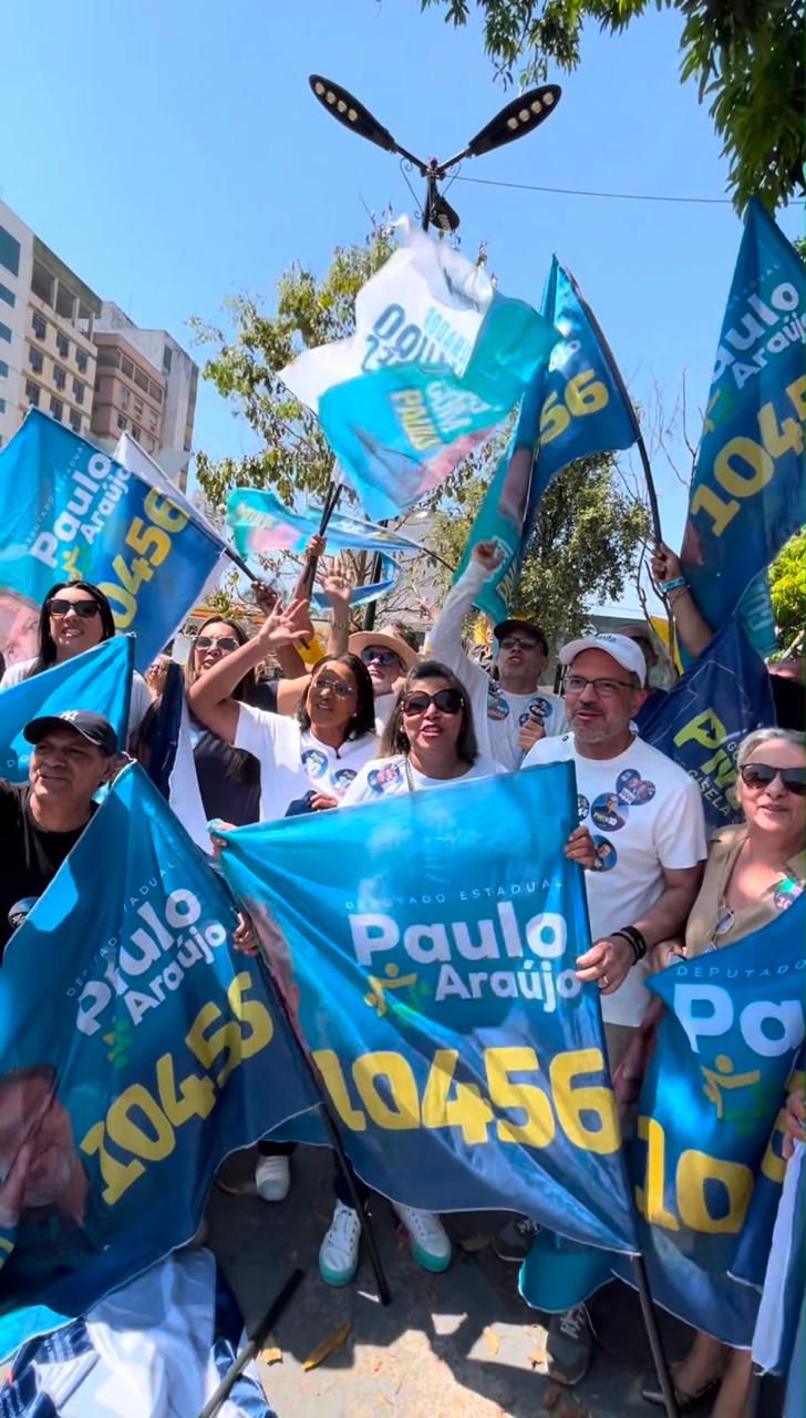 Adesivaço reúne centenas de apoiadores de Paulo Araújo na Praça do Choppão, em Cuiabá